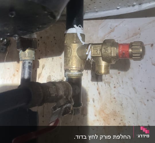 שסתום פליז עם צינור מחובר לדוד שמש